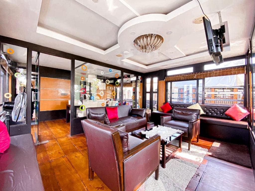 Upper Deck Houseboats - View 3
