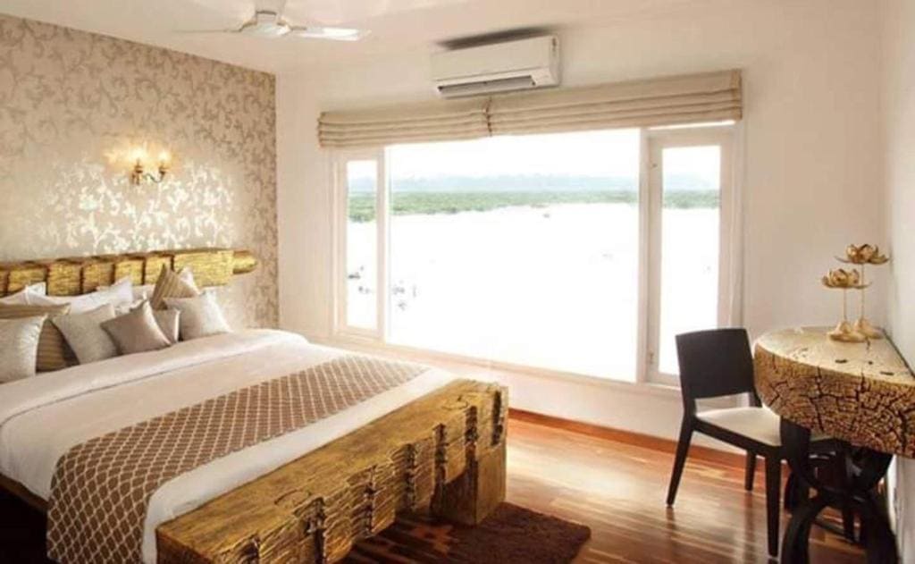 Upper Deck Houseboats - View 2
