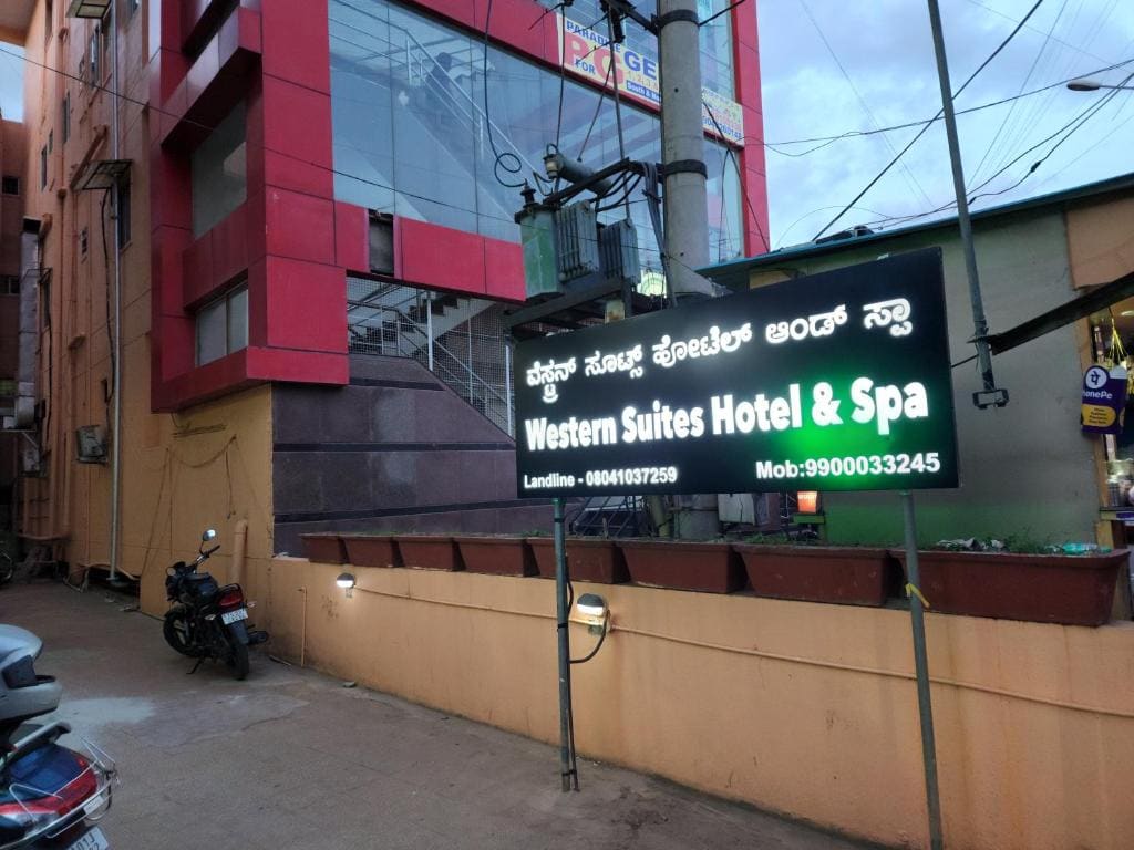 WesternSuites Hotel / Spa - Main view