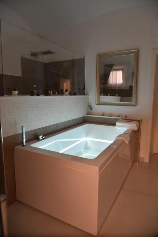 Conte Max Rooms - View 2