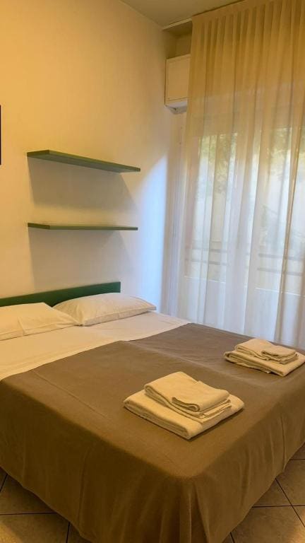 Hotel Ambassador Room Only - Self Check-in - व्यू 4