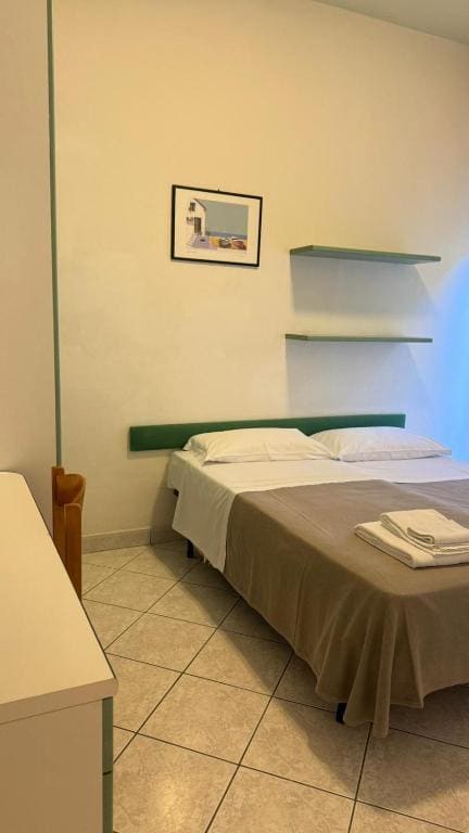 Hotel Ambassador Room Only - Self Check-in - व्यू 7
