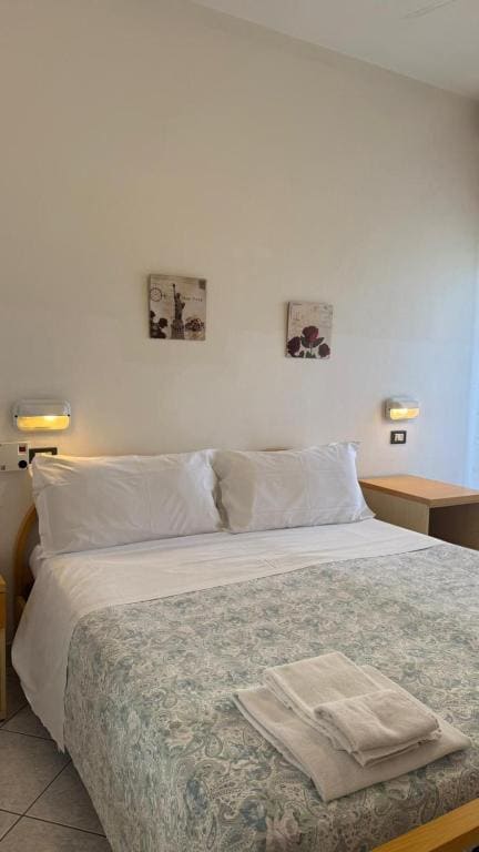 Hotel Ambassador Room Only - Self Check-in - व्यू 3