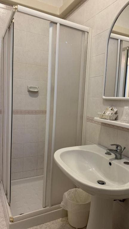 Hotel Ambassador Room Only - Self Check-in - व्यू 6