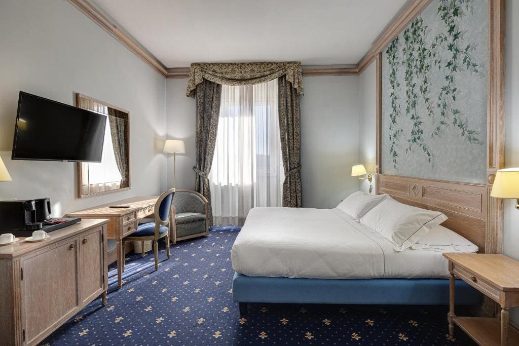Hotel De La Ville - View 2