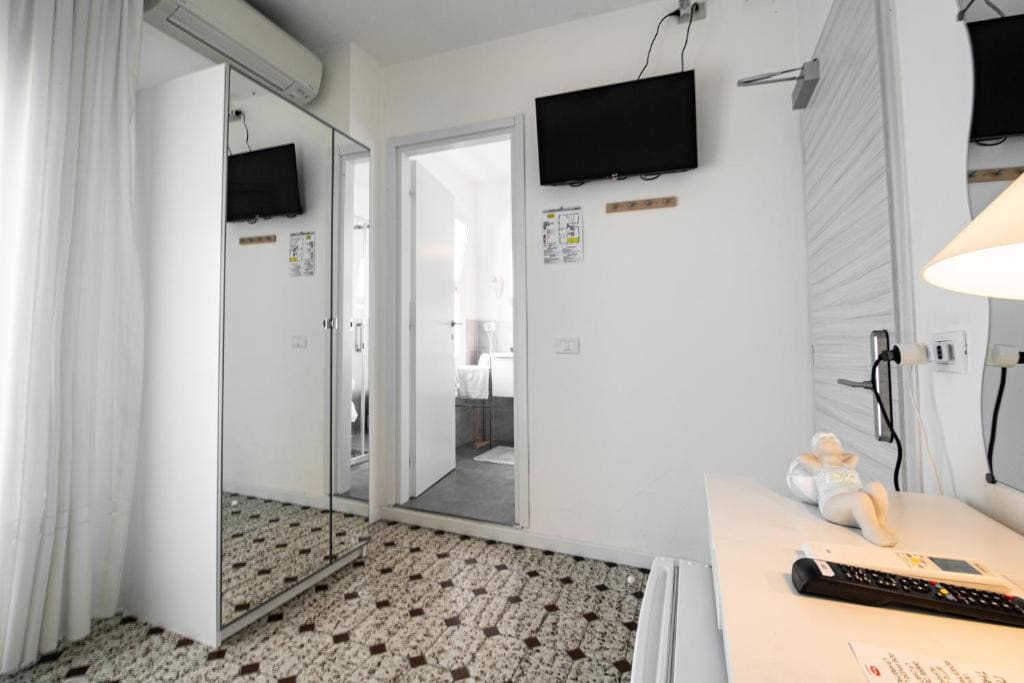 Le Petit Hotel - Main view