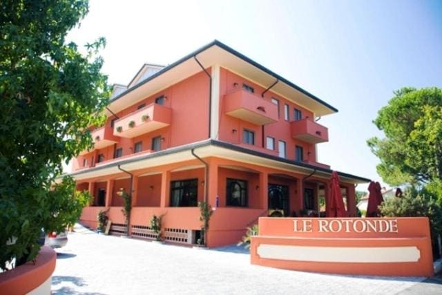 Hotel Le Rotonde - Main view