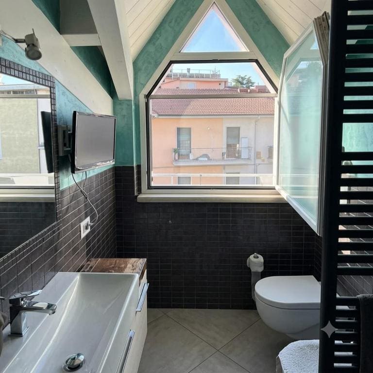 Morelli's Suite Home - View 3