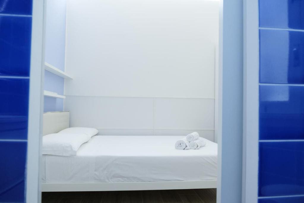 RainbHome Colourful Roman Suites - View 4
