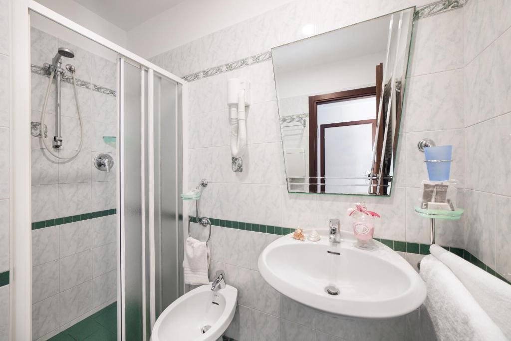 Viva Beach Hotel - 20m from the Beach & Large Breakfast - Vista 4