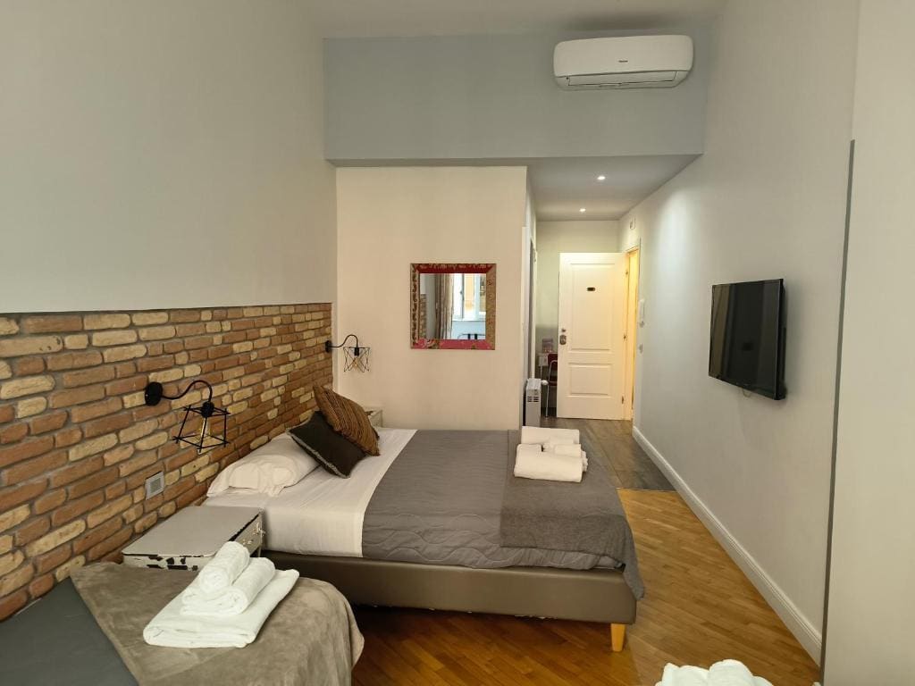 Trevi Contemporary Suite - View 5
