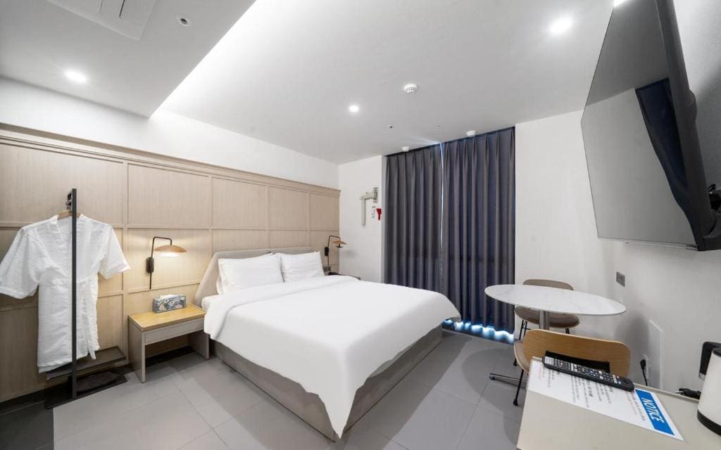 Brown Dot Hotel Sajik Baseball Stadium - View 2