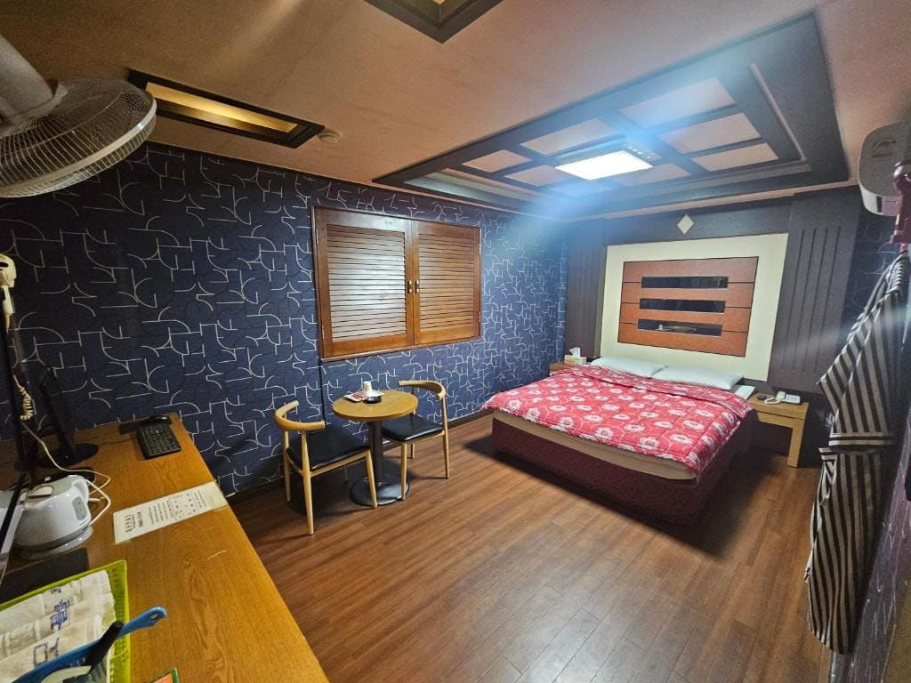 Blue Motel - View 6