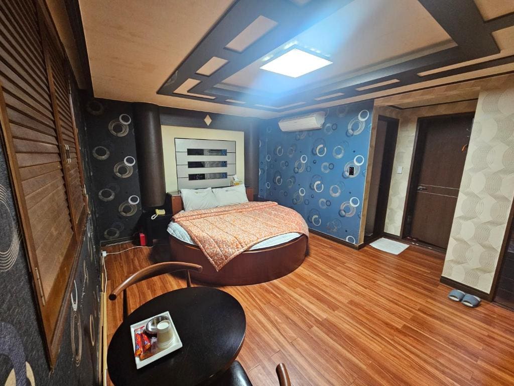 Blue Motel - View 2