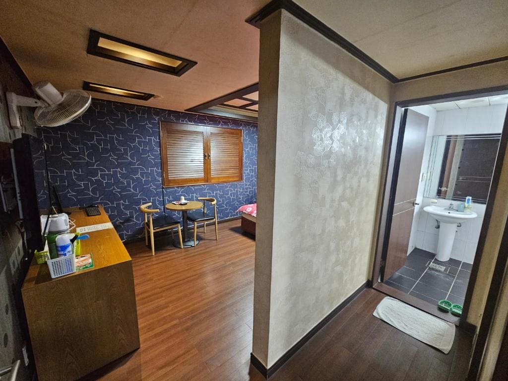 Blue Motel - View 3
