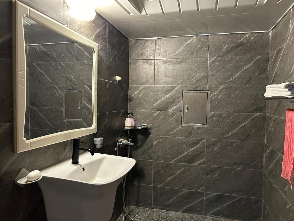 Top Motel - View 4