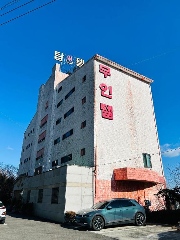 Top Motel - View 2