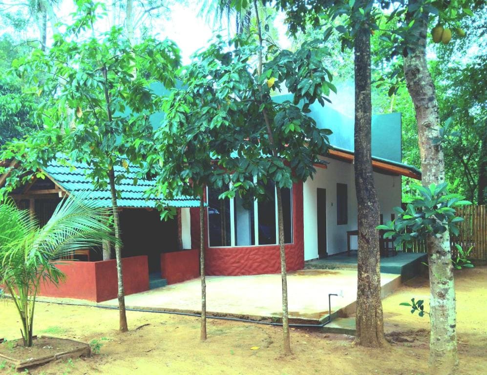 Dramatic Green Cottage - View 5