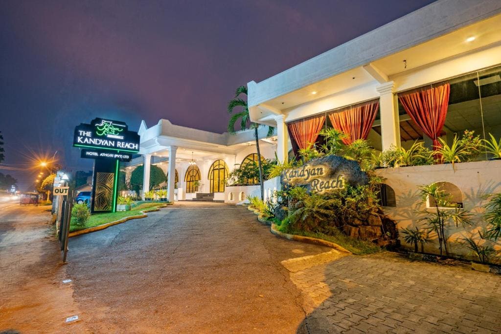 Kandyan Reach Hotel - Main view