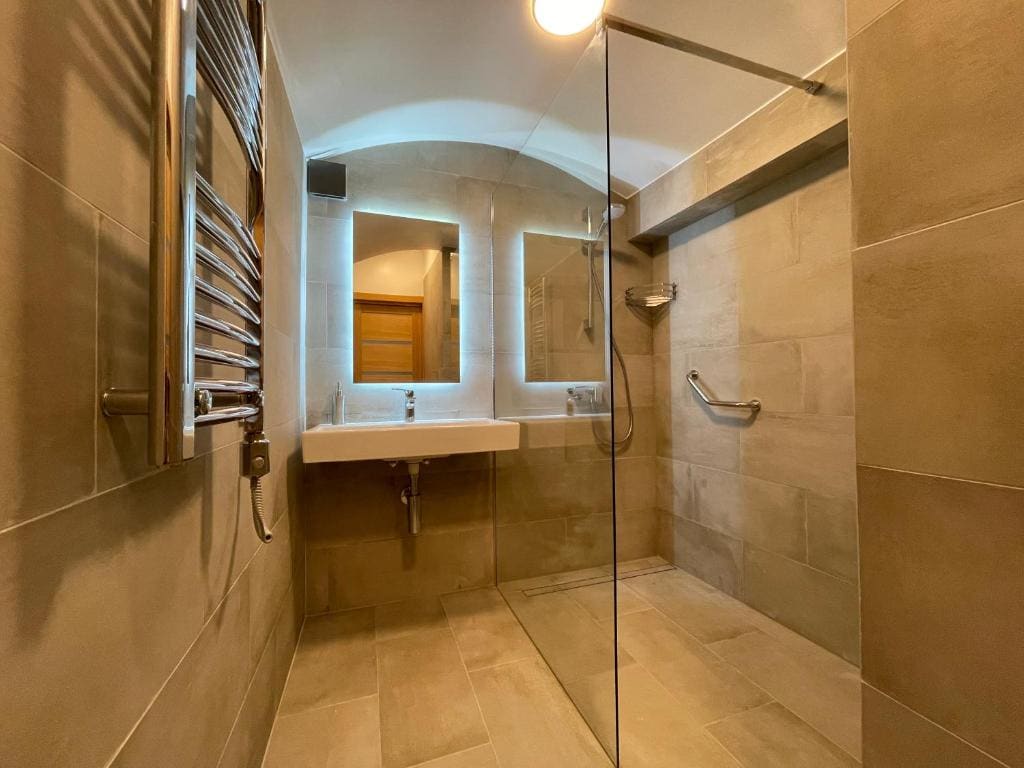 Modern guest house in city center I Room 2 - View 5