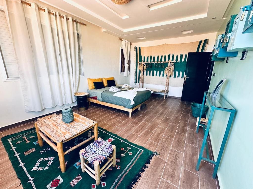 Taghazout surf house mountain — Vue 3