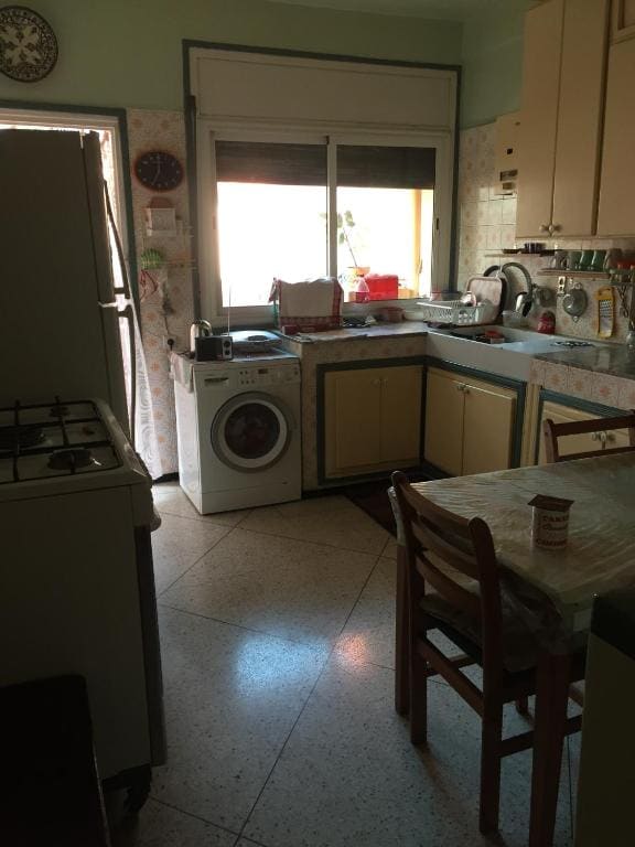 Property in a quiet area close to the train station and town - View 6