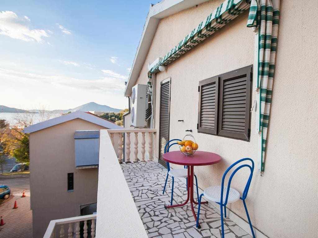 Mali Miločer Bay Accommodation - Main view