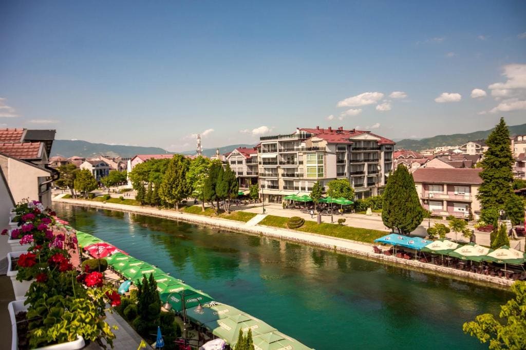 Seasons Hotel - Main view