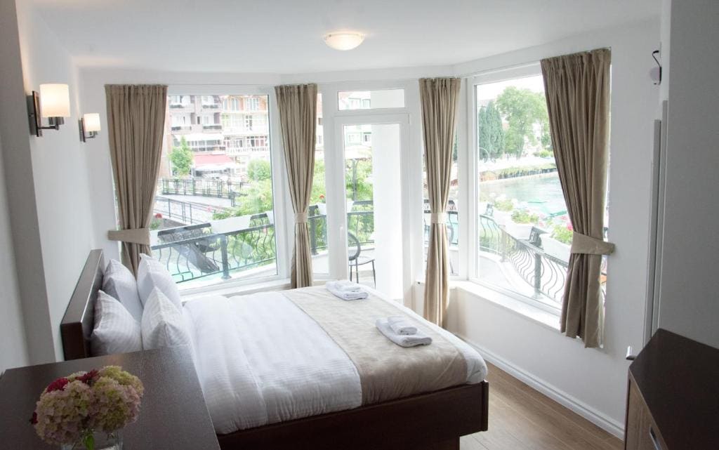 Seasons Hotel - View 6