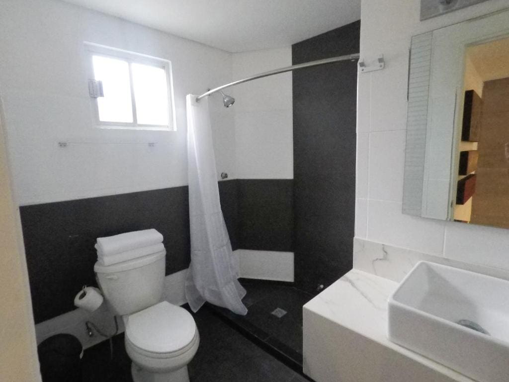 Casa moderna equipada como hotel Habitación 3, baño externo - View 5