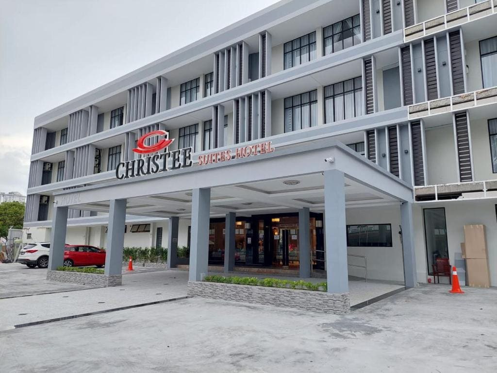 CHRISTEE SUITES HOTEL - Main view
