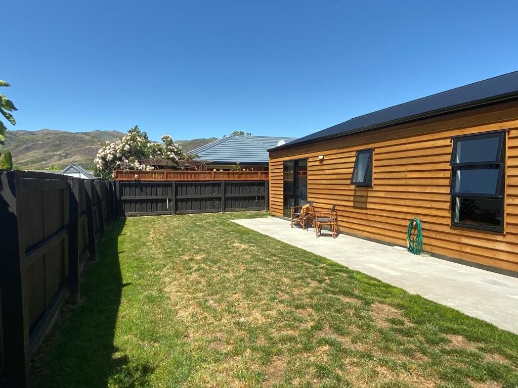 Central Retreat and self contained with free wifi - View 2
