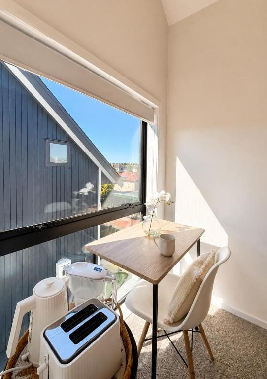 Cozy Top-Floor Stay with Private Bathrooms & Free Parking - View 5