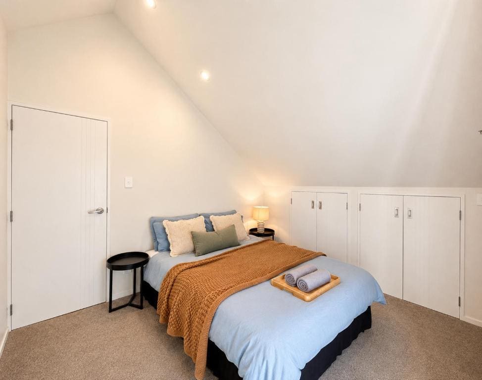 Cozy Top-Floor Stay with Private Bathrooms & Free Parking - View 7