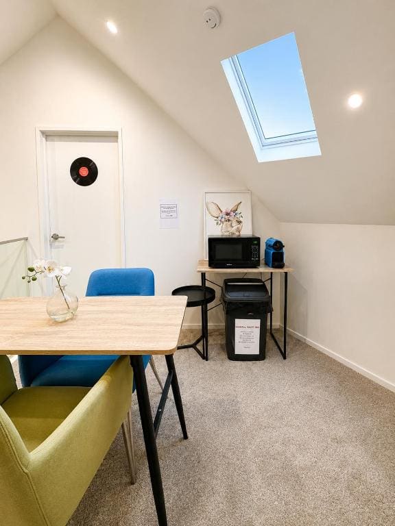 Cozy Top-Floor Stay with Private Bathrooms & Free Parking - View 4
