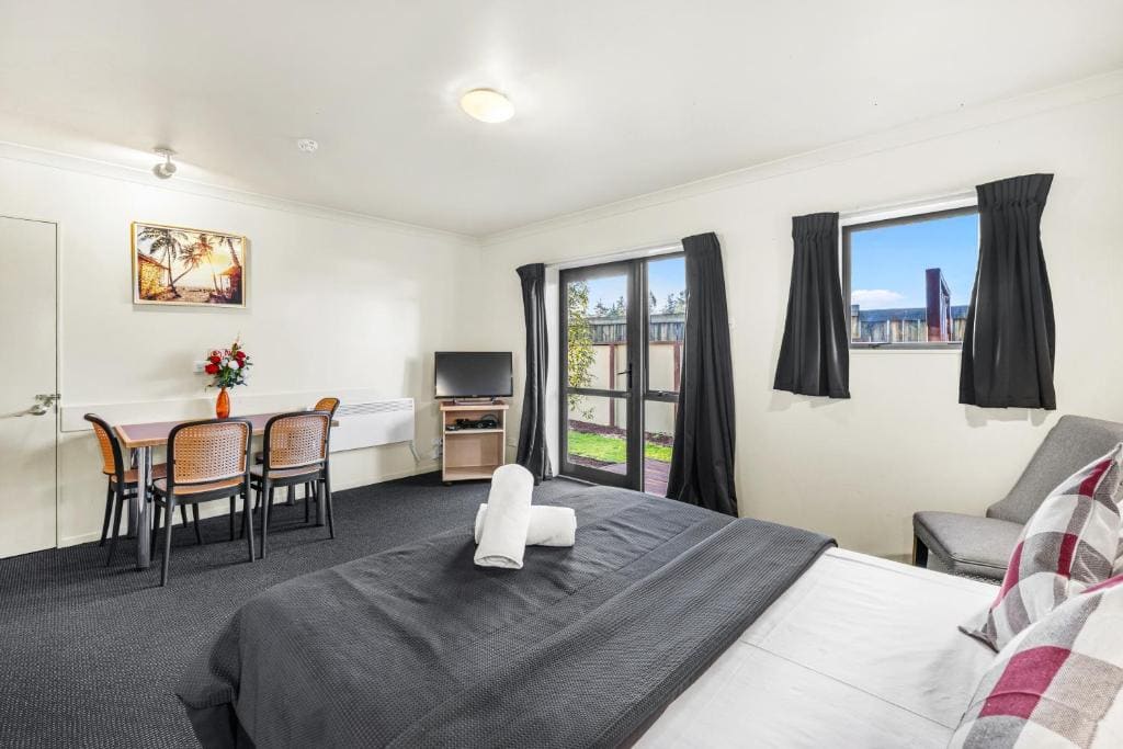 New Castle Motor Lodge - View 6