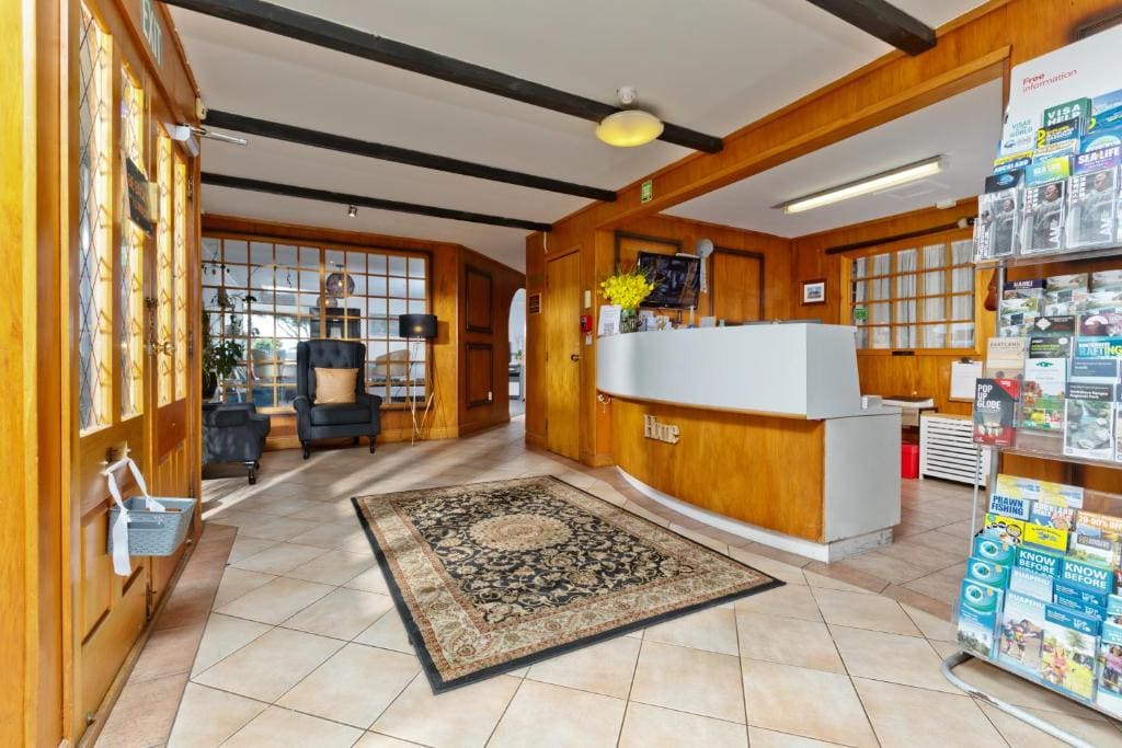 Oakwood Manor Motor Lodge - View 4