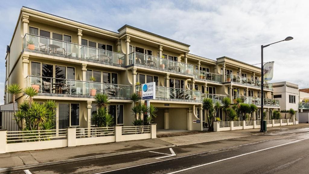 Pebble Beach Motor Inn - Main view