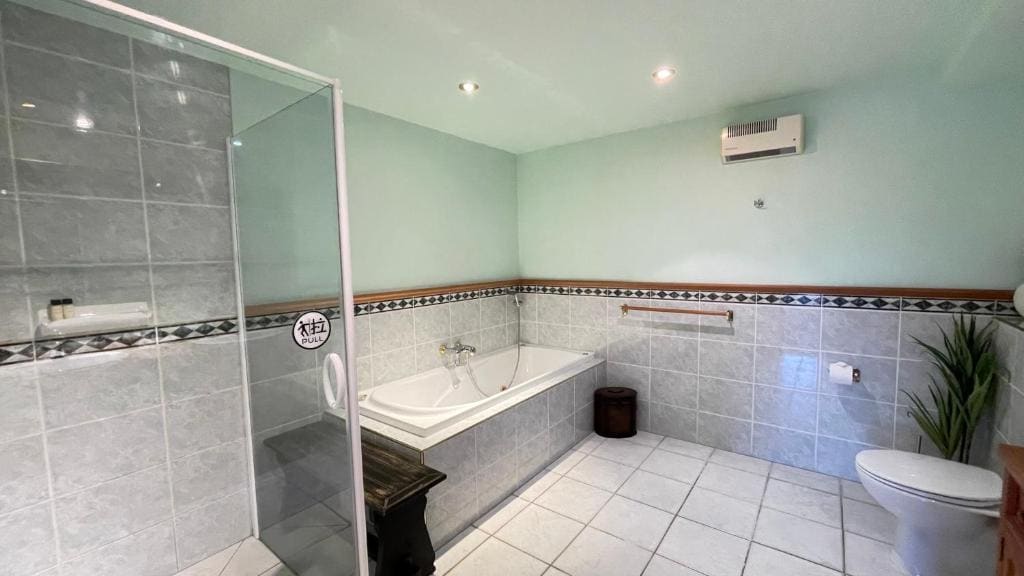Pencarrow Boutique Lodge - View 3