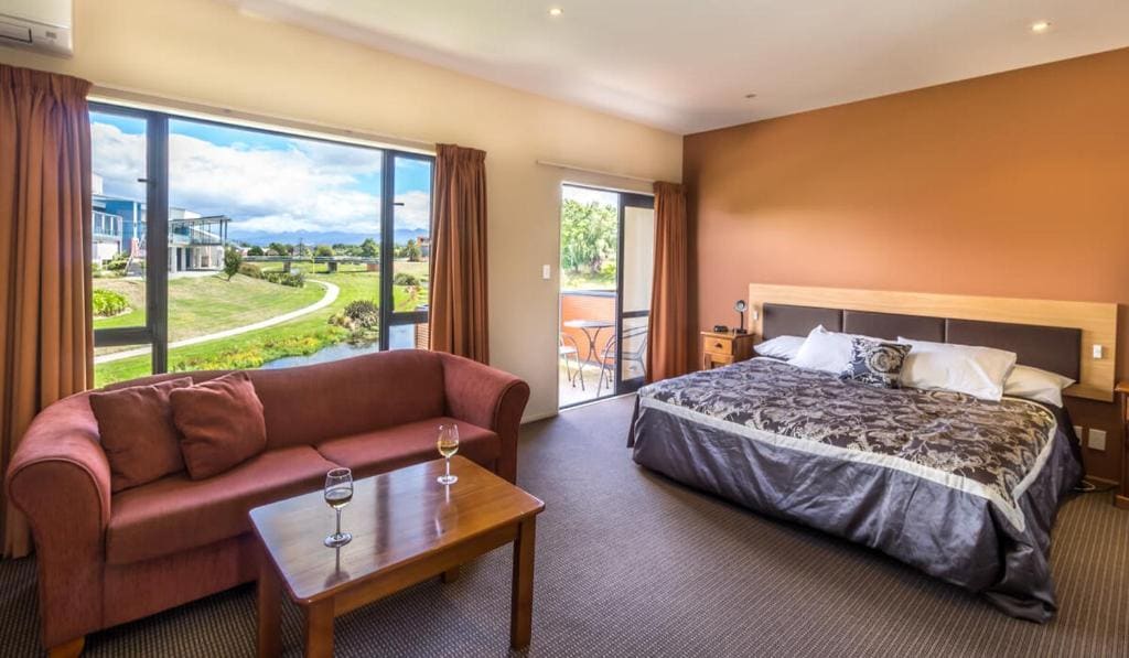 Waterfront motel - View 2