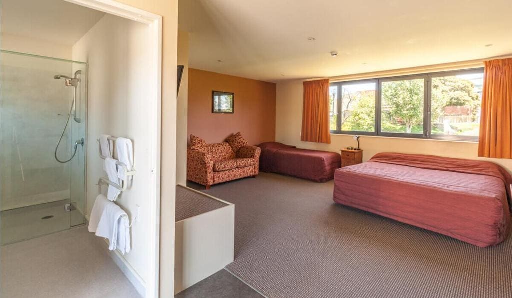Waterfront motel - View 6