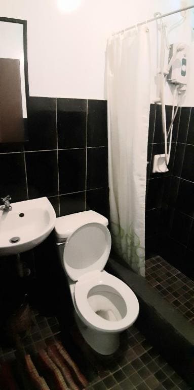 Angel and Marie's Basic ACroom for 2-4 pax - Vista 4