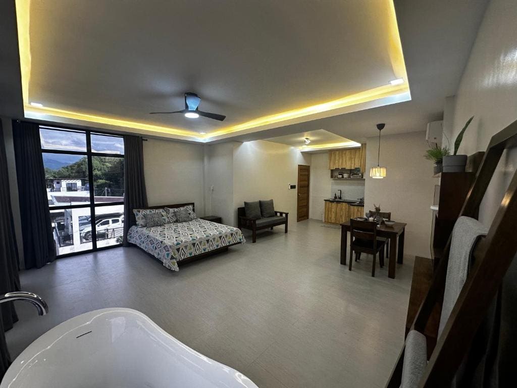 Couple Suite Batangas Private Tub and Sunset Balcony — Ansicht 2
