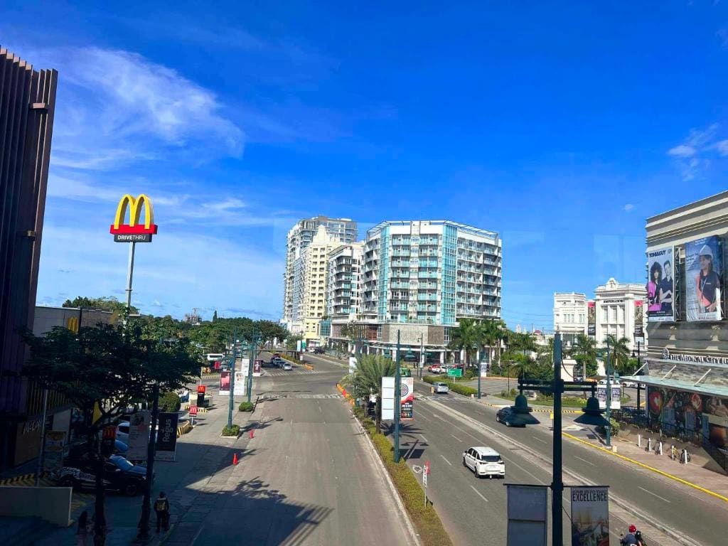 Iloilo Condo Staycation One Madison - Main view