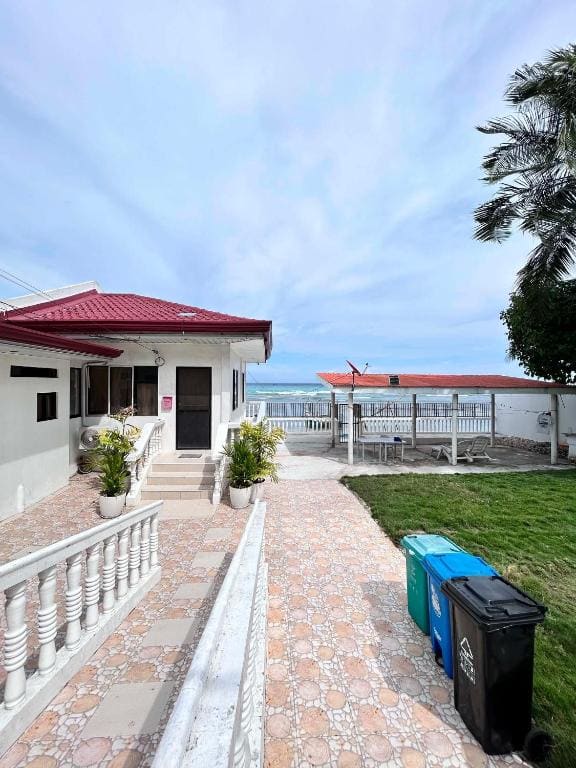 LUNA OSLOB TRAVELLERS INN - Beach Front - Main view
