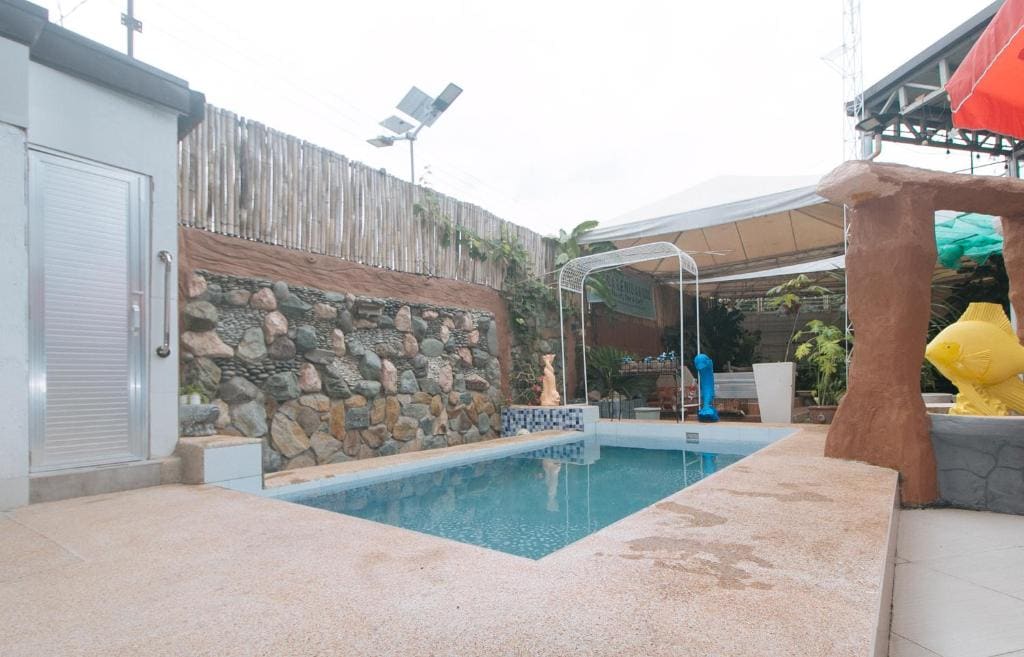 RedDoorz Premium at Casa LenidaRose - View 4