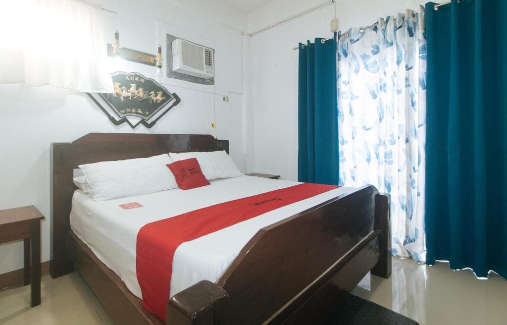 RedDoorz Premium at Casa LenidaRose - View 6
