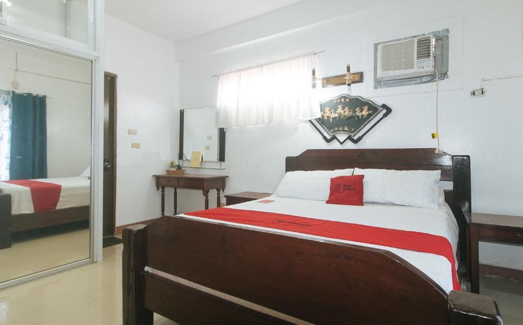 RedDoorz Premium at Casa LenidaRose - View 7
