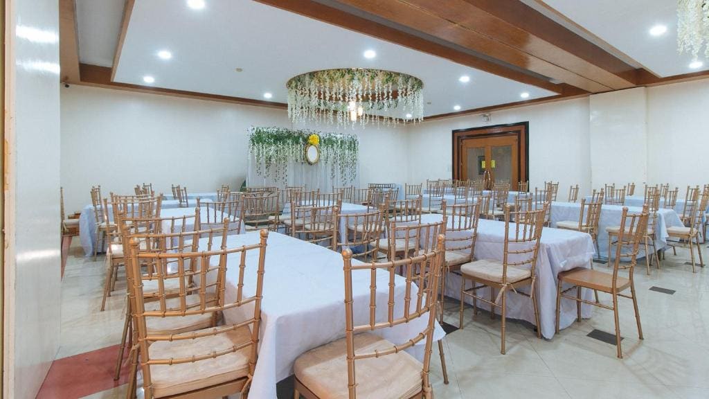 RedDoorz Premium @ Nick Hotel Gerona Tarlac - View 4