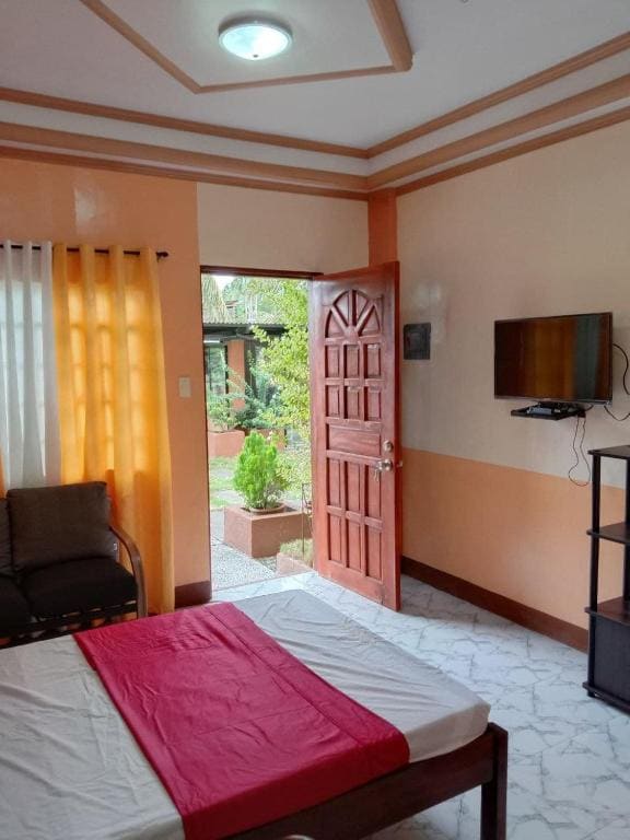 RedDoorz @ Solid Rock Guest House Baler - View 6